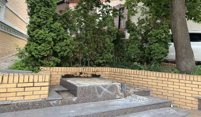 Киев без Булгакова: на Андреевском спуске демонтировали памятник русскому писателю