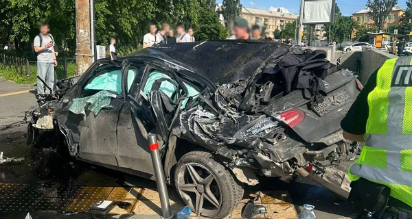 Смертельна аварія в Києві – авто на шаленій швидкості влетіло у підземний перехід, четверо людей загинуло