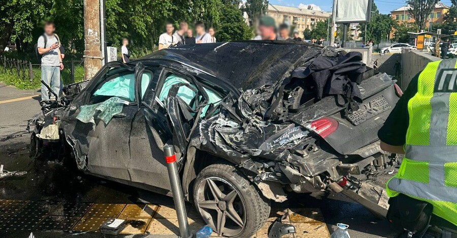 Смертельна аварія в Києві – авто на шаленій швидкості влетіло у підземний перехід, четверо людей загинуло