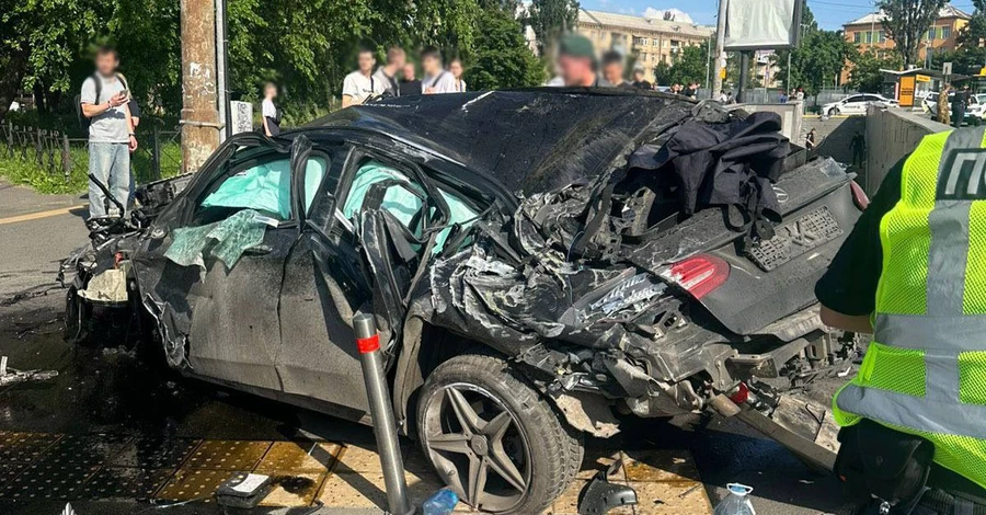 Смертельная авария в Киеве – авто на бешеной скорости влетело в подземный переход, четыре человека погибли