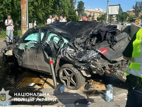 Смертельная авария в Киеве – авто на бешеной скорости влетело в подземный переход, четыре человека погибли