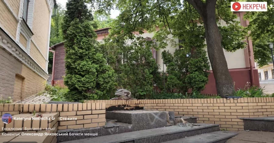 В Киеве демонтировали памятник Булгакову