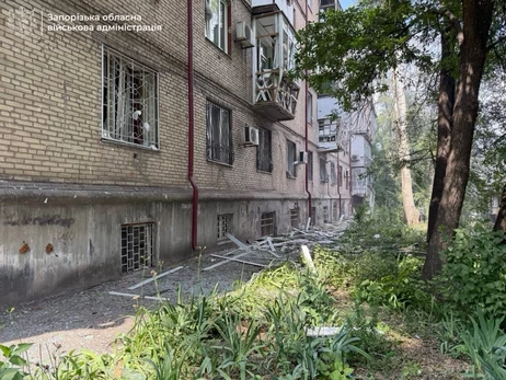 Россияне атаковали Запорожье - ранены мальчик и его отец, повреждены дома и супермаркет 