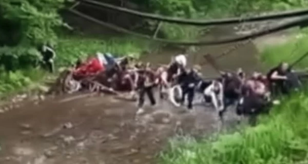 На Буковині обрушився міст з десятками дітей, є постраждалі