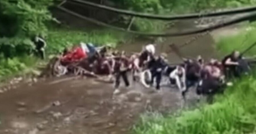 На Буковині обрушився міст з десятками дітей, є постраждалі