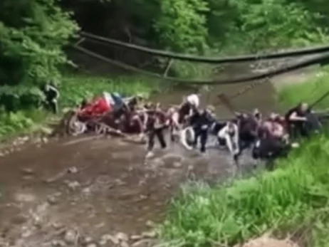 На Буковине обрушился мост с десятками детей, есть пострадавшие