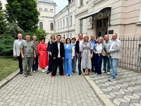 Не бачились 15 років: Вакарчук зустрівся з одногрупниками у Львові