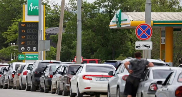 Без бензину та цукру: туристи з Криму біжать, а місцеві змітають продукти у магазинах