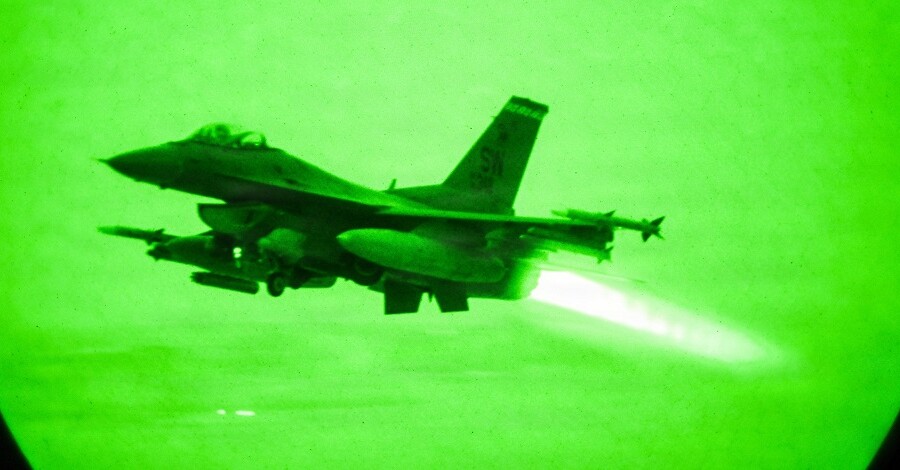 США та Іран обмінялися нічними ударами через збитий вертоліт Apache