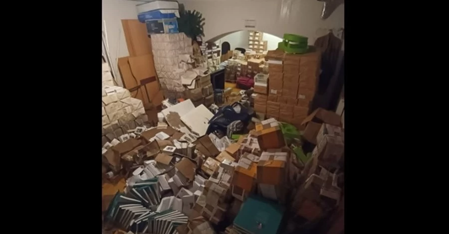 В Киеве из-за прорыва теплотрассы затопило склад издательства «Смолоскип» - многие книги уничтожены