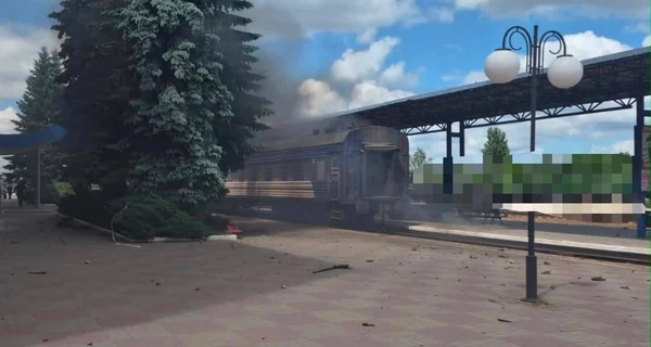 В Сумах на железнодорожном вокзале на пассажирский поезд упали обломки «шахеда»