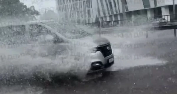 Непогода в Киеве: в столице авто оказались наполовину в воде, а в области пронесся смерч