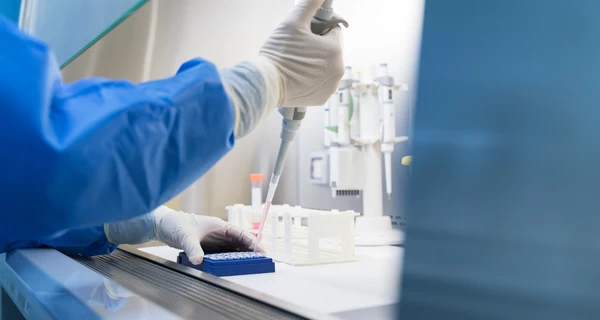 Британские ученые испытали на людях первую вакцину, созданную ИИ