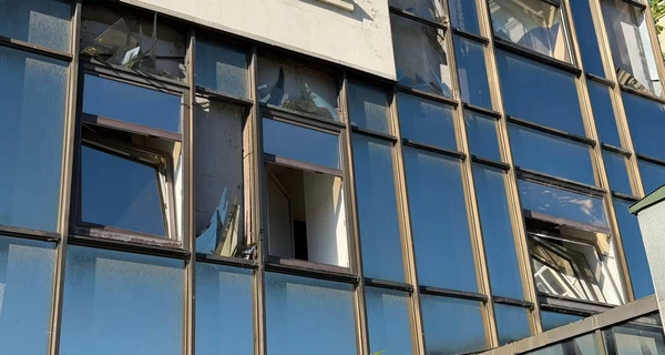 В Киеве из-за российских обстрелов повреждено здание ВАКС и несколько ЖК