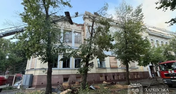 В Харькове россияне ударили дроном по художественному музею, эвакуировать картины помогал мэр