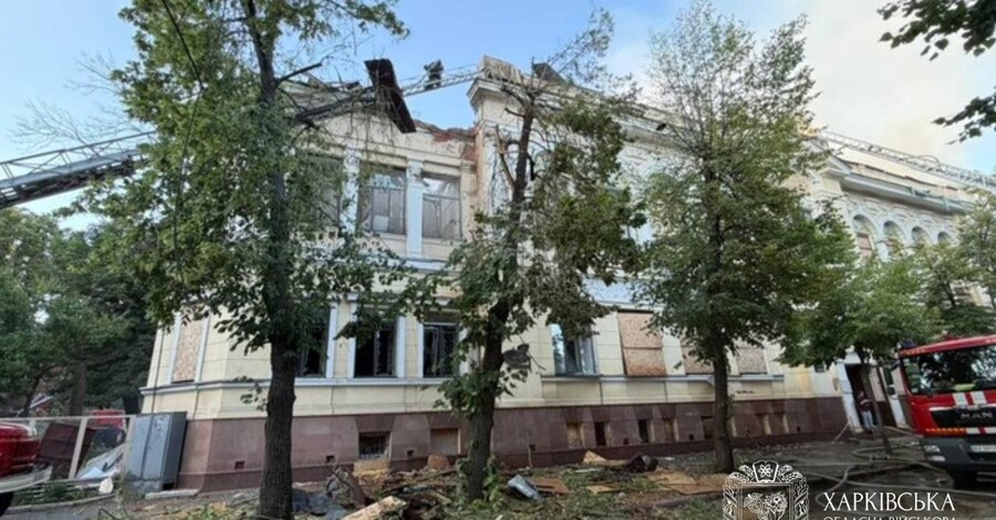 У Харкові росіяни вдарили дроном по художньому музею, евакуювати картини допомагав мер