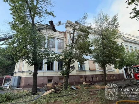 В Харькове россияне ударили дроном по художественному музею, эвакуировать картины помогал мэр