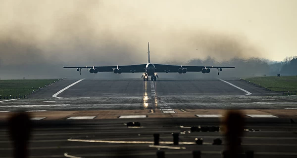 В Калифорнии вскоре после взлета разбился бомбардировщик B-52, погибли восемь человек