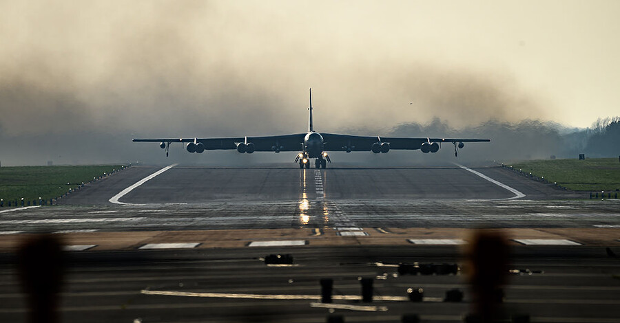 У Каліфорнії невдовзі після зльоту розбився бомбардувальник B-52 із вісьмома людьми