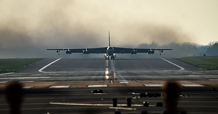 У Каліфорнії невдовзі після зльоту розбився бомбардувальник B-52 із вісьмома людьми