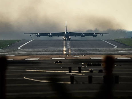 У Каліфорнії невдовзі після зльоту розбився бомбардувальник B-52 із вісьмома людьми
