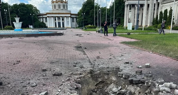 ВДНХ в Киеве получила повреждения из-за атаки РФ - больше всего пострадала оранжерея