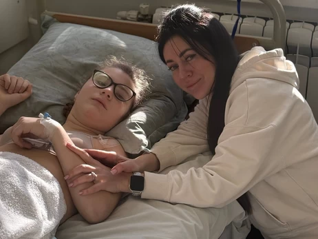 Во Львове хирурги прооперировали 13-летнюю девочку, у которой стерлась половина кости сустава