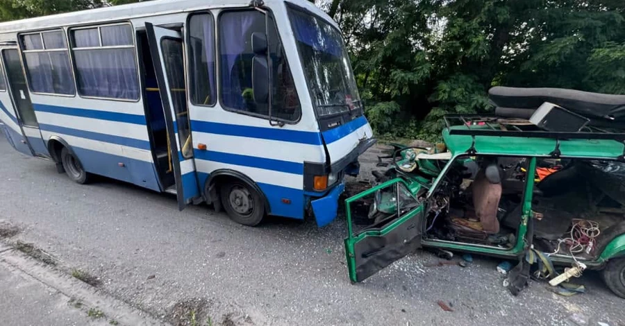 В Броварах автомобиль влетел в автобус - погибла двухлетняя девочка, есть пострадавшие