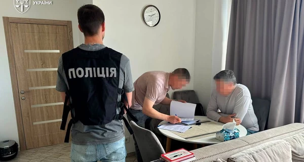Экс-министру культуры сообщили о подозрении из-за выезда мужчин 