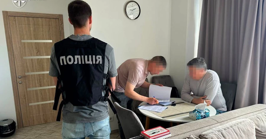 Ексміністру культури повідомили про підозру через виїзд чоловіків 