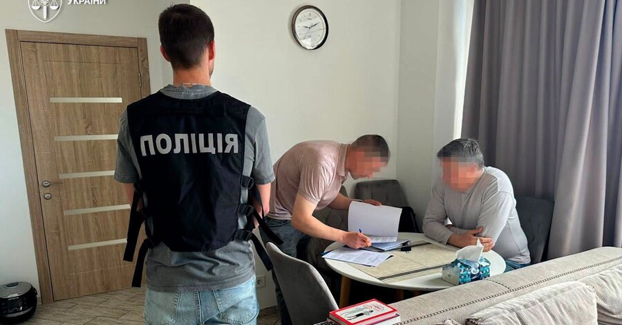 Екс-глава Мінкультури прокоментував підозру через виїзд чоловіків "на гастролі"