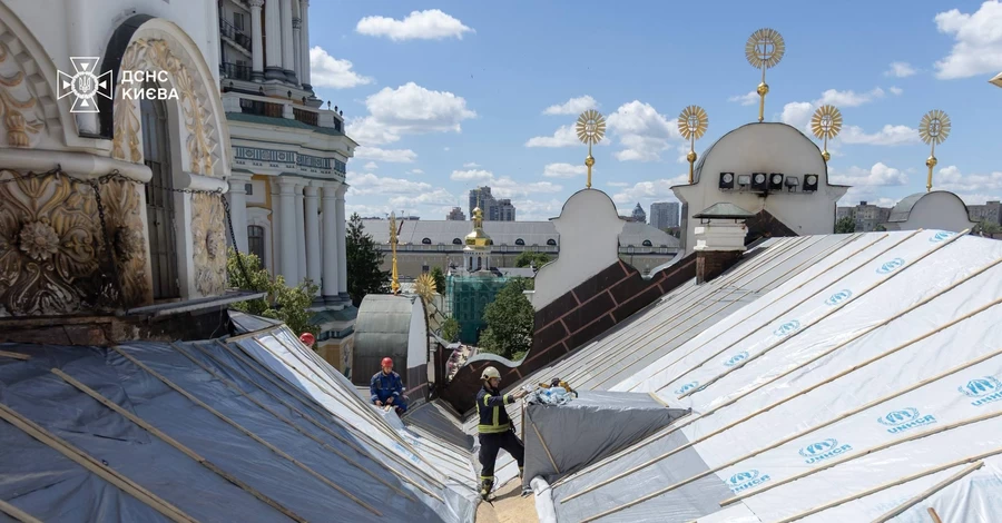 В Киево-Печерской лавре продолжается ликвидация последствий российского обстрела 15 июня