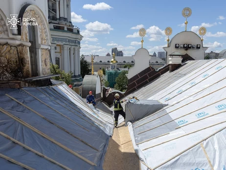 В Киево-Печерской лавре продолжается ликвидация последствий российского обстрела 15 июня