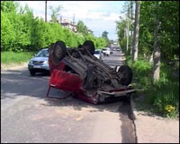 В Киеве перевернулась машина с девушкой за рулем 