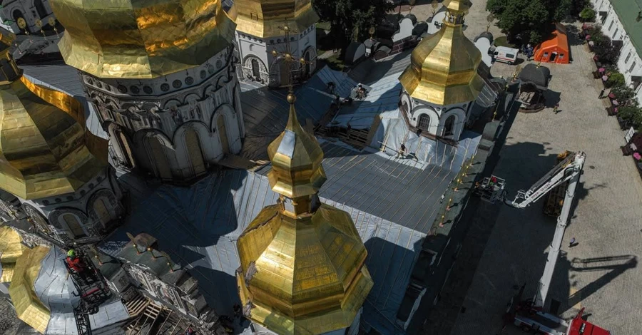 В Киево-Печерской лавре спасатели завершили консервацию крыши Успенского собора