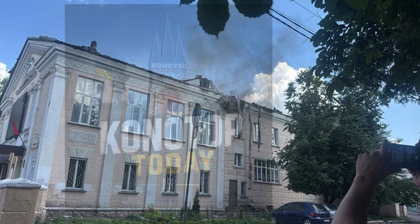 Россияне посреди дня ударили по кинотеатру в центре Конотопа
