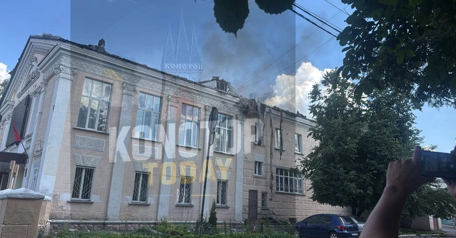 Россияне посреди дня ударили по кинотеатру в центре Конотопа