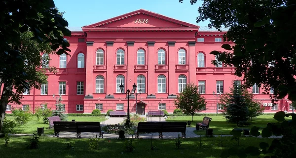 ВНЗ України оголосили ціни: вартість навчання на контракті знову зросла