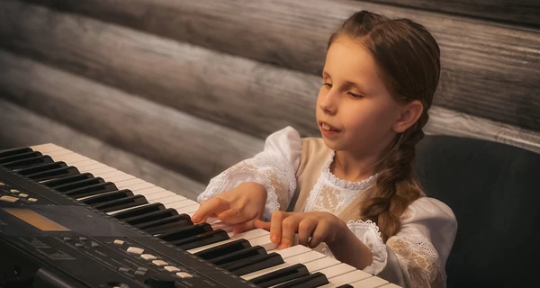 Слепая пианистка: несмотря на слепоту и редкую болезнь, 11-летняя девочка покоряет музыкальную сцену