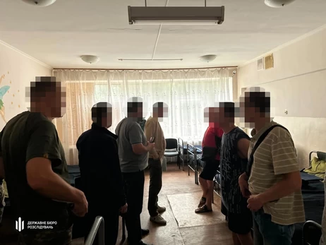 У Миколаївській області у підвалі ТЦК 9 днів утримували та били багатодітного батька  