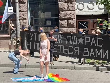 Працівниця G×Bar перепросила за те, що топтала прапор ЛГБТ на «КиївПрайді» 