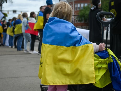 Временную защиту украинцев в ЕС продлят до 2028 года, но с ограничениями для мужчин