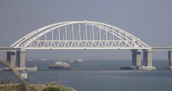 Тысячи автомобилей застряли в очередях на Керченском мосту на выезд из Крыма