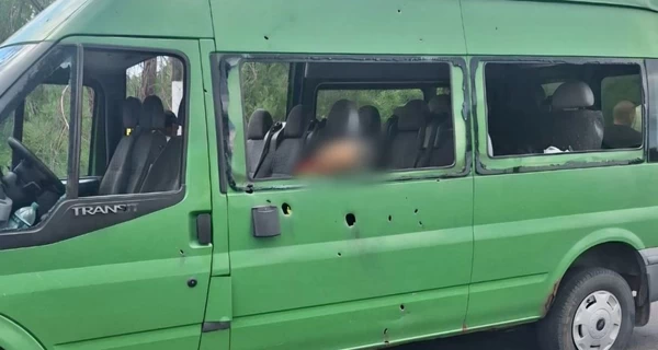 Війська РФ атакували мікроавтобус у Нікополі - двоє людей загинуло, 13 - поранені 
