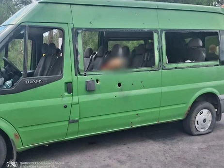 Війська РФ атакували мікроавтобус у Нікополі - двоє людей загинуло, 13 - поранені 