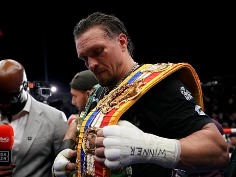 Усик відмовився від усіх чемпіонських поясів, але анонсував «останній танець»