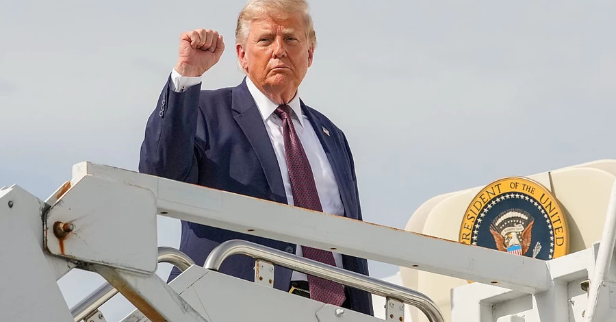 Трамп похвастался новым паспортом США с его изображением, который выпустят к 250-летию страны