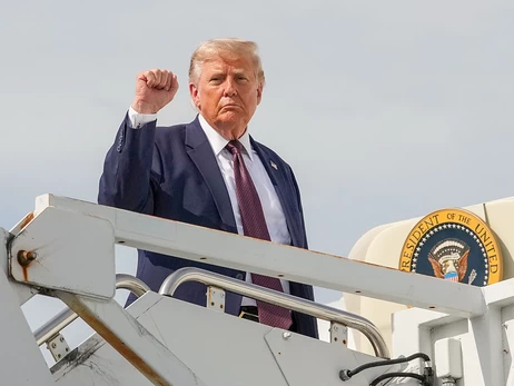 Трамп похвастался новым паспортом США с его изображением, который выпустят к 250-летию страны