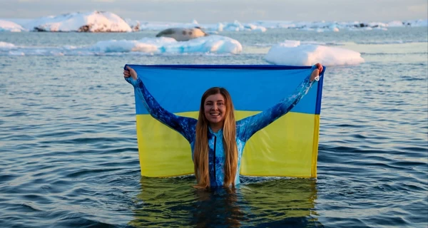 Украинские полярники ныряли в ледяном океане в честь праздника середины зимы