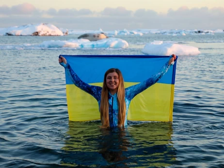 Украинские полярники ныряли в ледяном океане в честь праздника середины зимы